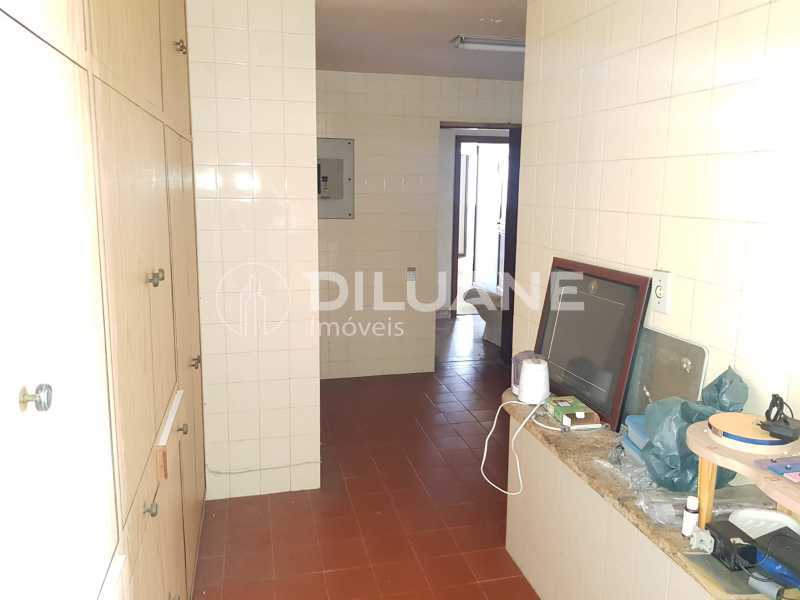 Apartamento à venda com 3 quartos, 212m² - Foto 14