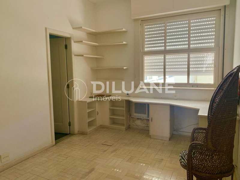 Apartamento à venda com 3 quartos, 212m² - Foto 11