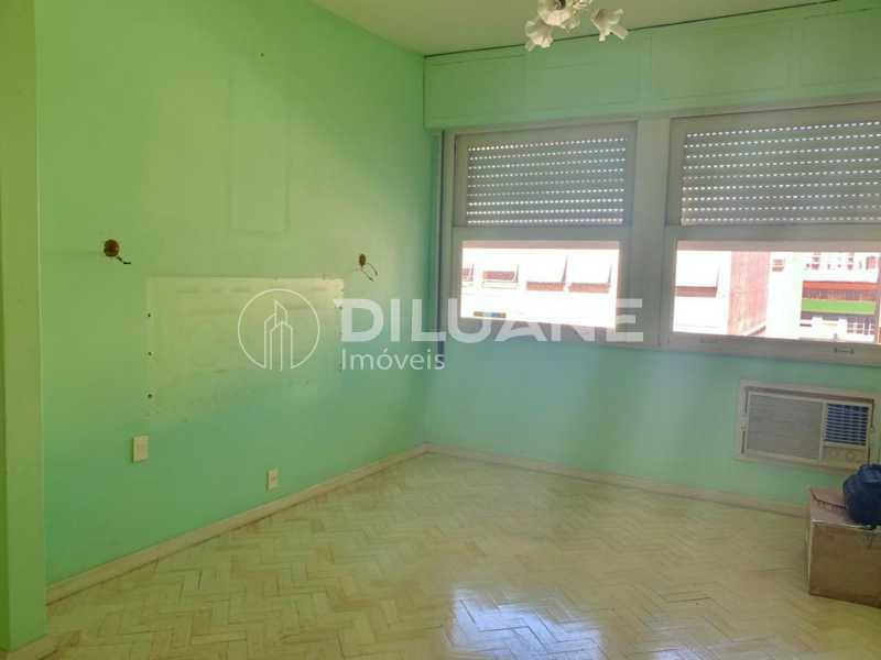 Apartamento à venda com 3 quartos, 212m² - Foto 9