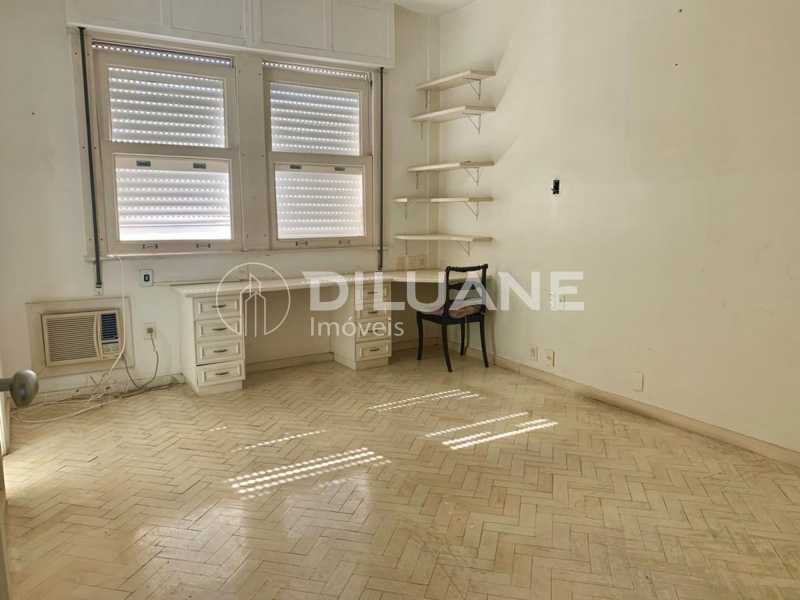 Apartamento à venda com 3 quartos, 212m² - Foto 13