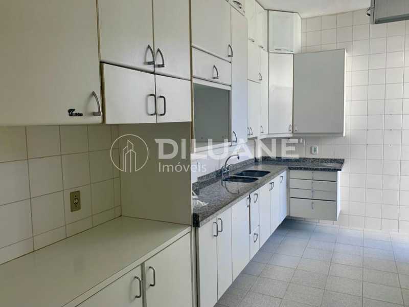 Apartamento à venda com 3 quartos, 212m² - Foto 18