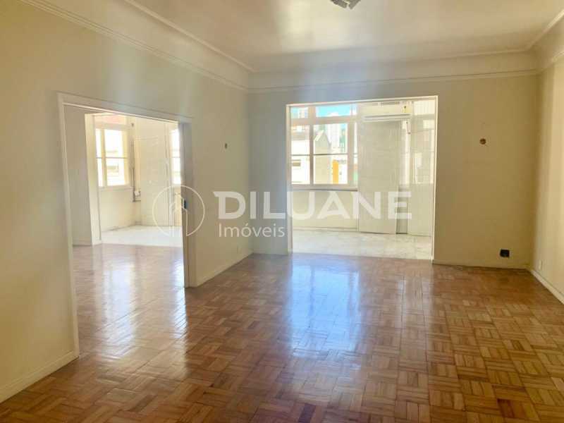 Apartamento à venda com 3 quartos, 212m² - Foto 2