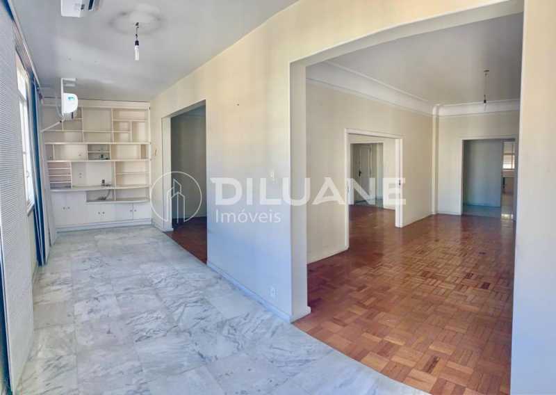 Apartamento à venda com 3 quartos, 212m² - Foto 5