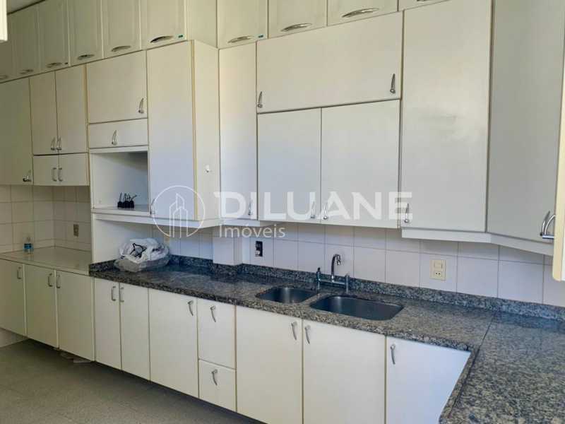 Apartamento à venda com 3 quartos, 212m² - Foto 15