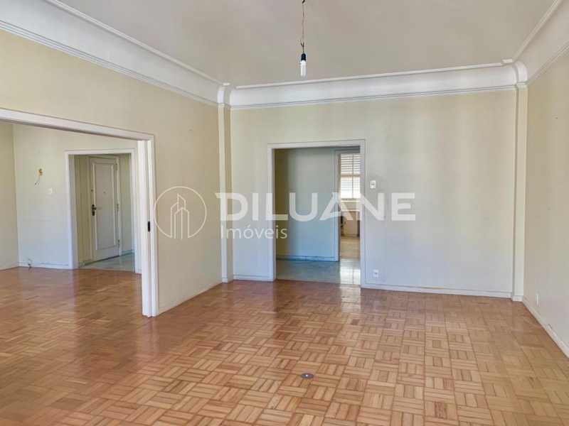 Apartamento à venda com 3 quartos, 212m² - Foto 4