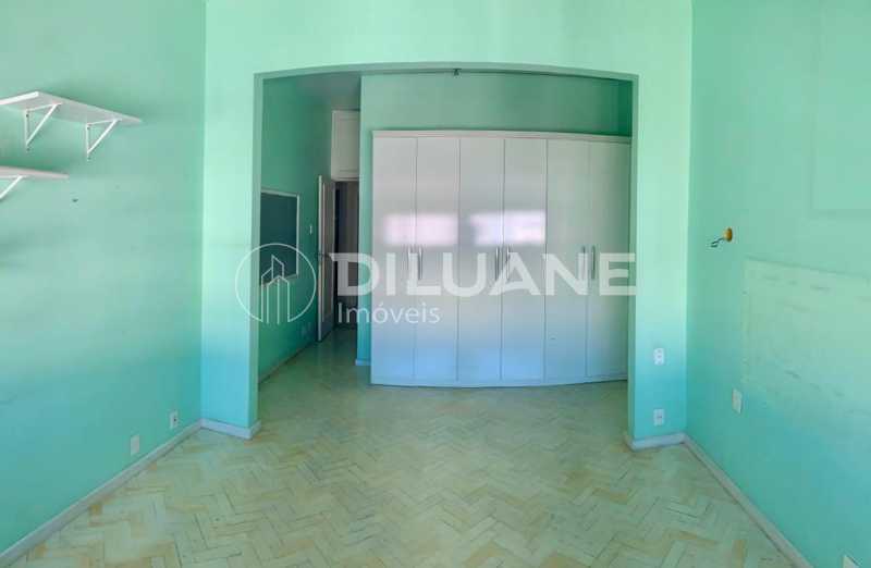 Apartamento à venda com 3 quartos, 212m² - Foto 10