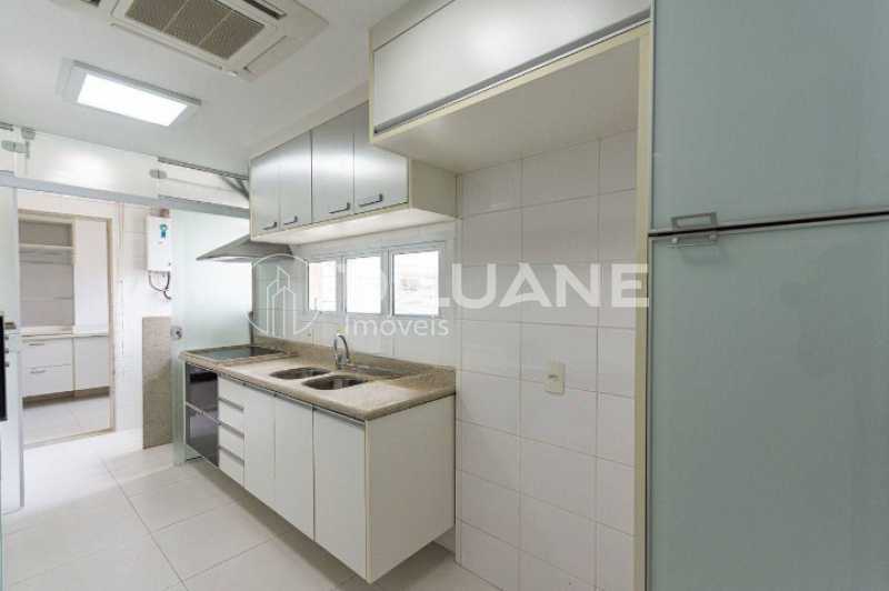 Apartamento à venda com 3 quartos, 210m² - Foto 11