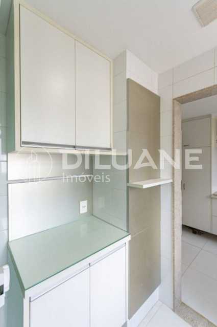 Apartamento à venda com 3 quartos, 210m² - Foto 13