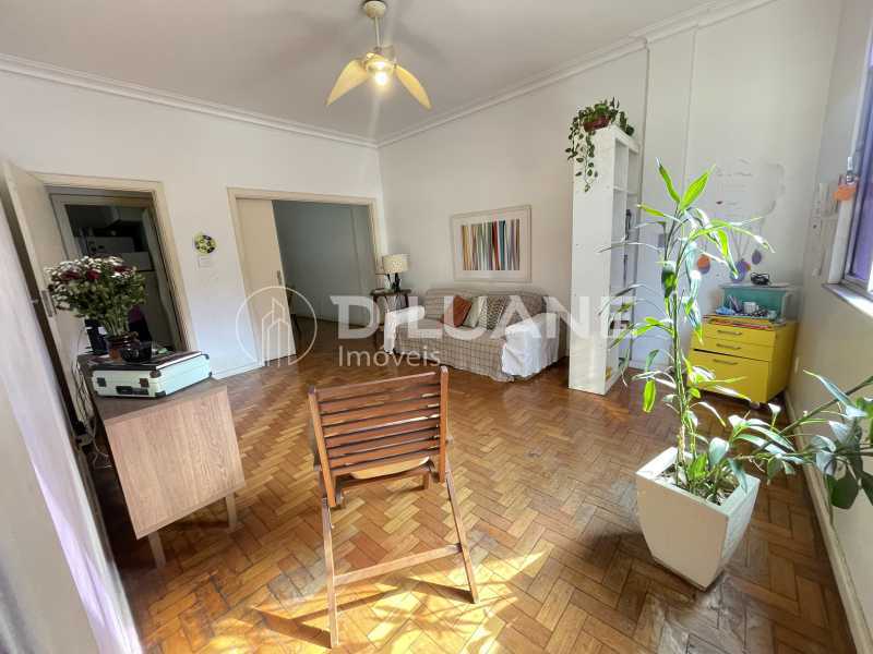 Apartamento à venda com 3 quartos, 156m² - Foto 1