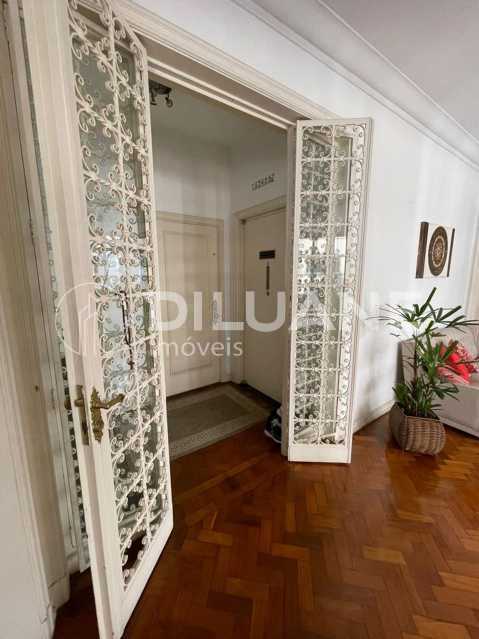 Apartamento à venda com 4 quartos, 225m² - Foto 2