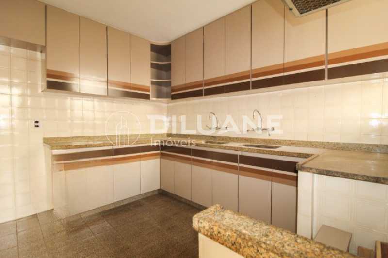 Apartamento à venda com 4 quartos, 235m² - Foto 17