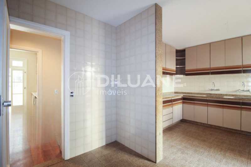 Apartamento à venda com 4 quartos, 235m² - Foto 18