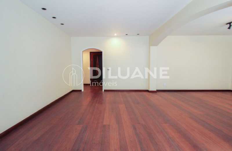 Apartamento à venda com 4 quartos, 235m² - Foto 2