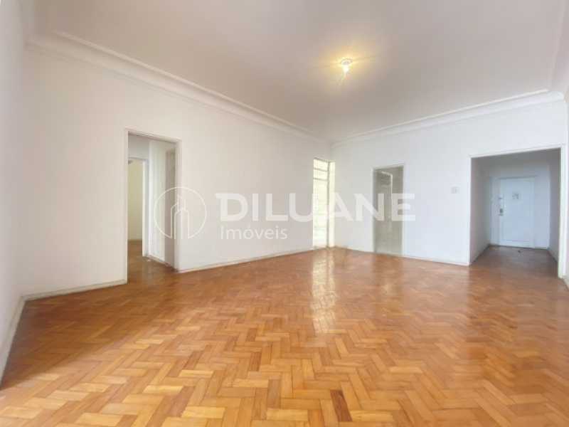 Apartamento à venda com 3 quartos, 132m² - Foto 2