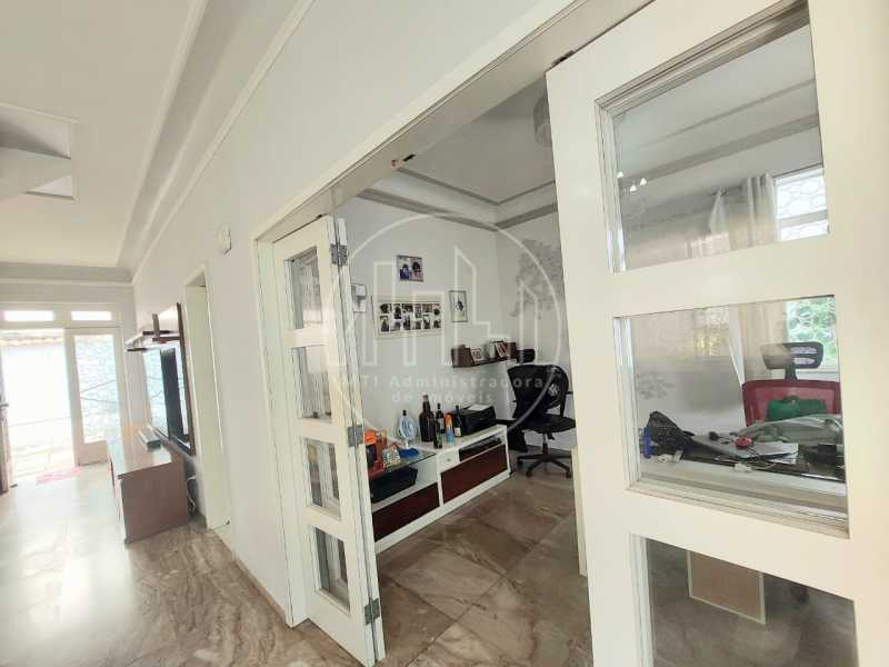 Casa à venda com 4 quartos, 208m² - Foto 2