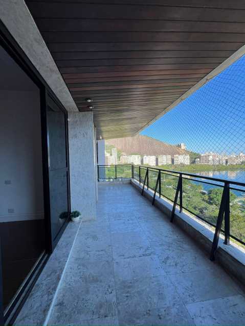Apartamento à venda com 4 quartos, 200m² - Foto 1