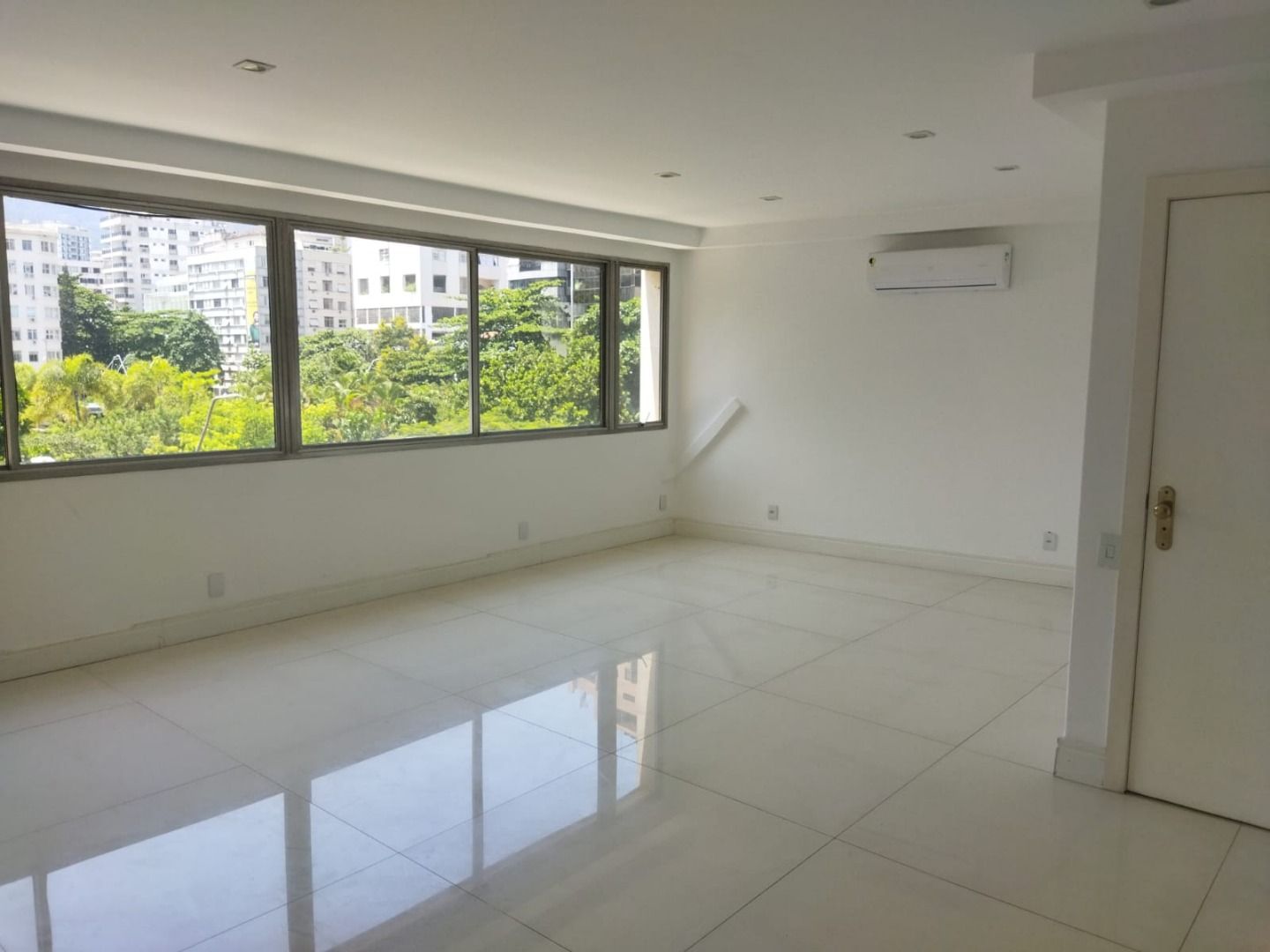 Apartamento à venda e aluguel com 3 quartos, 150m² - Foto 4