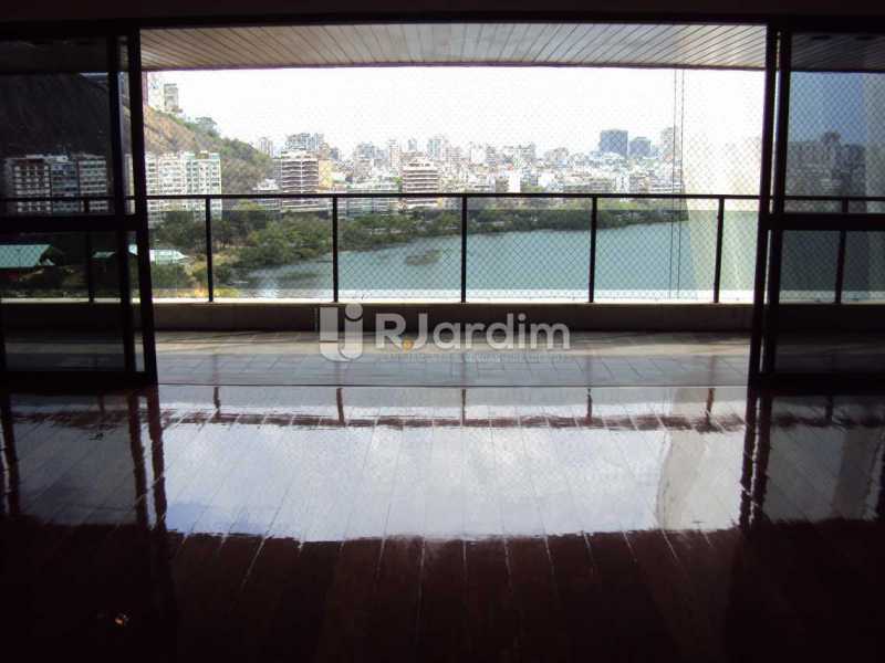Apartamento para alugar com 4 quartos, 319m² - Foto 2