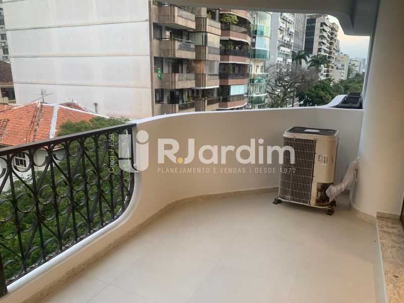 Apartamento à venda com 3 quartos, 150m² - Foto 2