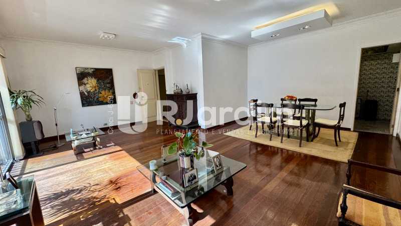 Apartamento à venda com 4 quartos, 167m² - Foto 2