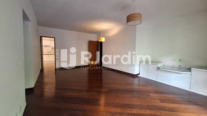 Apartamento à venda com 3 quartos, 135m² - Foto 2