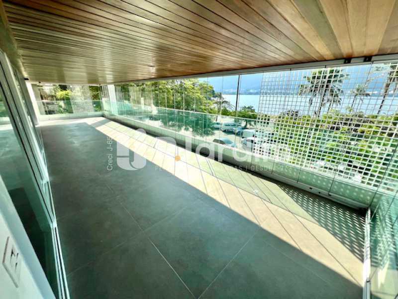 Apartamento à venda com 4 quartos, 236m² - Foto 2