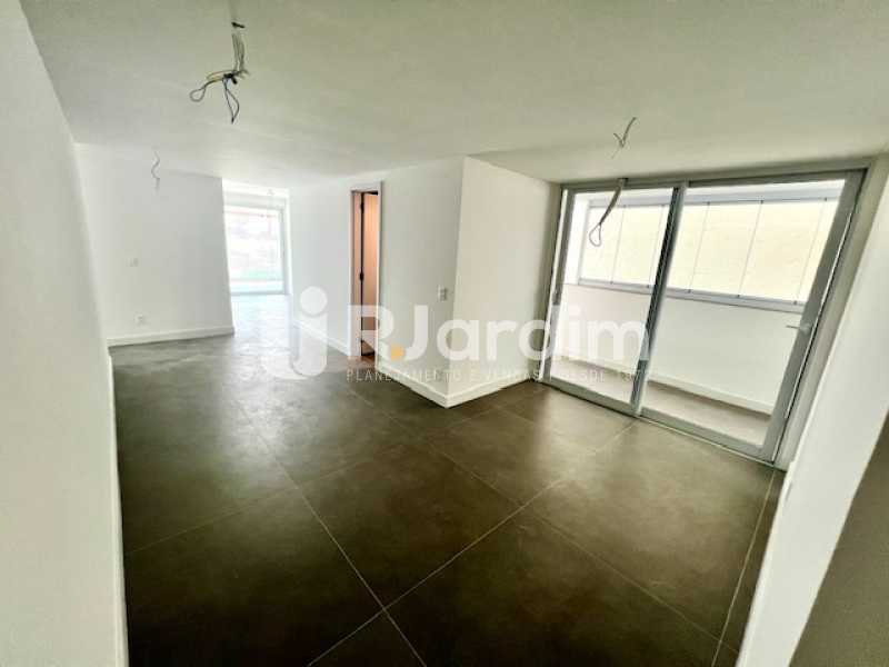 Apartamento à venda com 4 quartos, 236m² - Foto 11