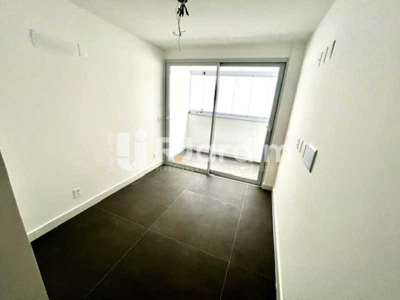 Apartamento à venda com 4 quartos, 236m² - Foto 17