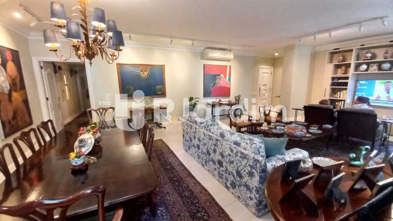 Apartamento, 3 quartos, 220 m² - Foto 1