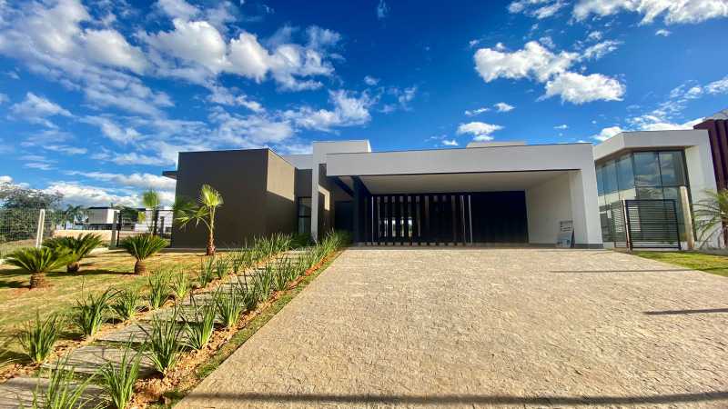 Casa de Condomínio à venda com 4 quartos, 325m² - Foto 1