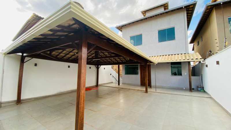 Casa à venda com 4 quartos, 142m² - Foto 1