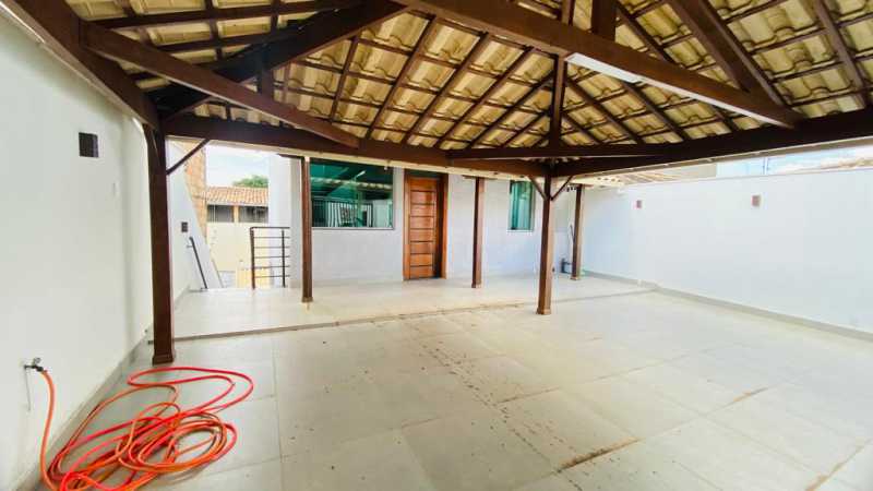 Casa à venda com 4 quartos, 142m² - Foto 2