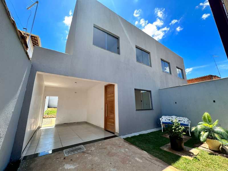 Casa à venda com 3 quartos, 131m² - Foto 1