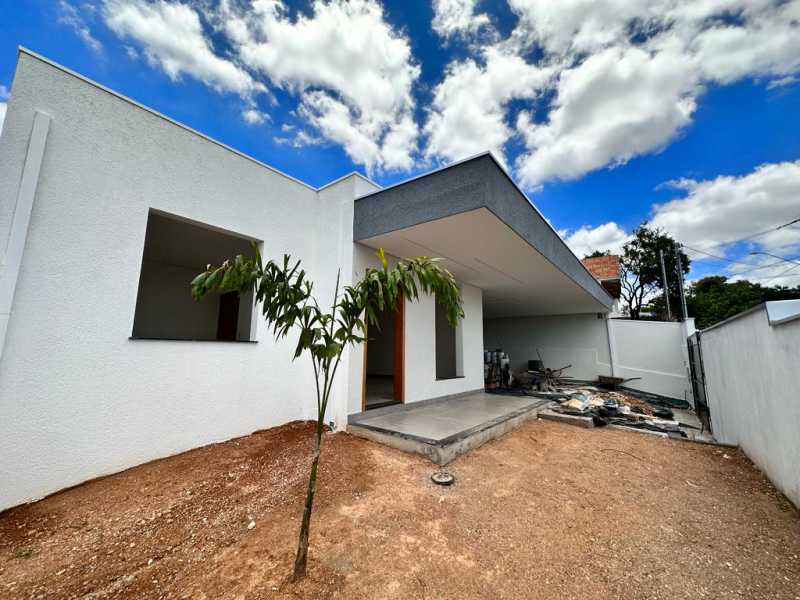 Casa à venda com 3 quartos, 200m² - Foto 1