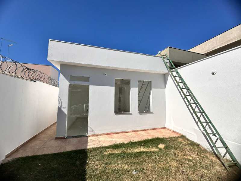 Casa à venda com 3 quartos, 90m² - Foto 1