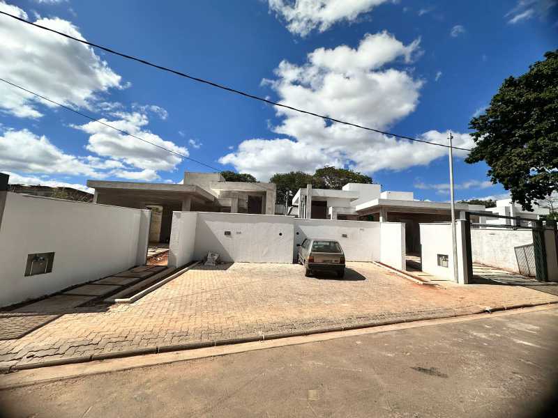 Casa à venda com 3 quartos, 135m² - Foto 1