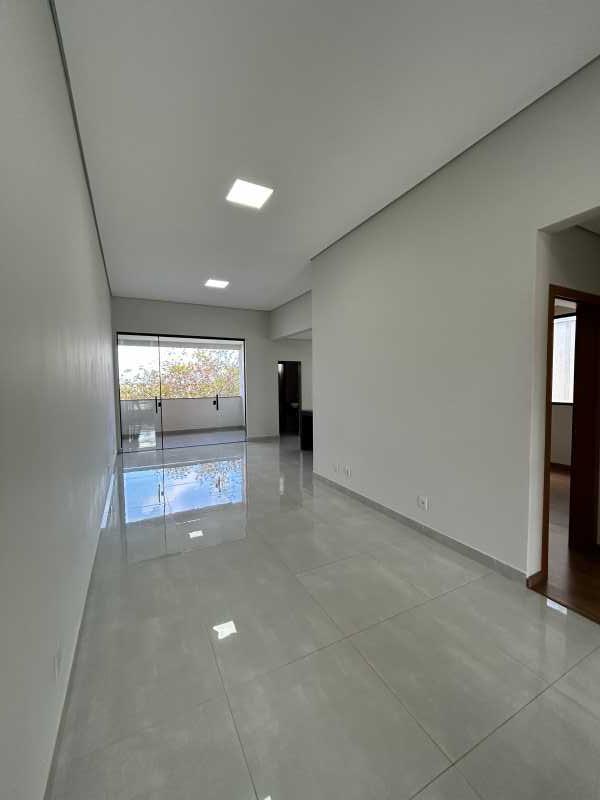 Casa à venda com 4 quartos, 186m² - Foto 2