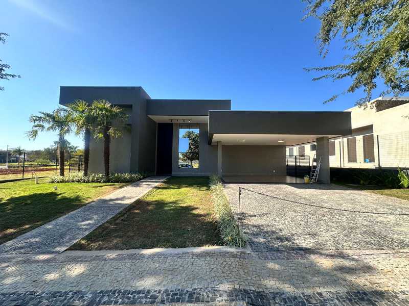 Casa de Condomínio à venda com 4 quartos, 256m² - Foto 1