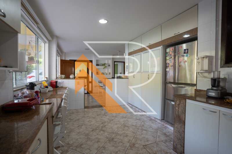 Casa à venda com 3 quartos, 304m² - Foto 16