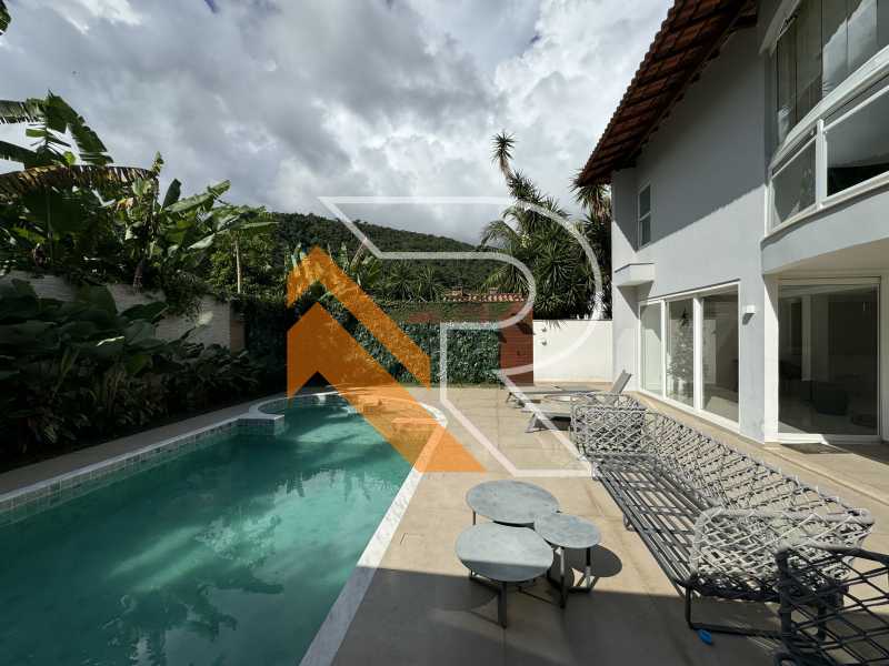 Casa de Condomínio à venda com 3 quartos, 230m² - Foto 2