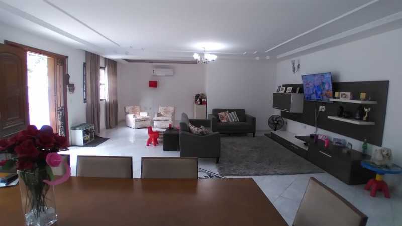 Casa de Condomínio à venda com 4 quartos, 321m² - Foto 3