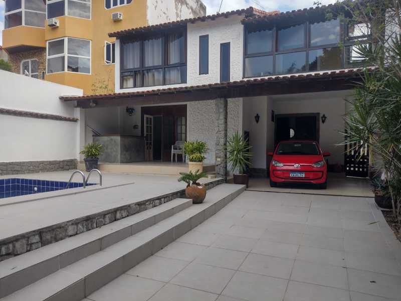 Casa de Condomínio à venda com 3 quartos, 240m² - Foto 1