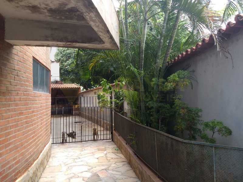 Casa à venda com 3 quartos, 240m² - Foto 1