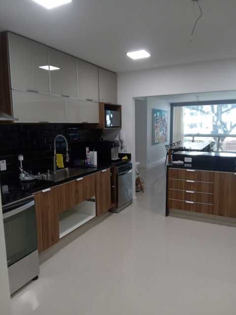 Apartamento à venda com 4 quartos, 220m² - Foto 9