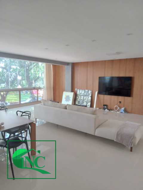 Apartamento à venda com 4 quartos, 220m² - Foto 2