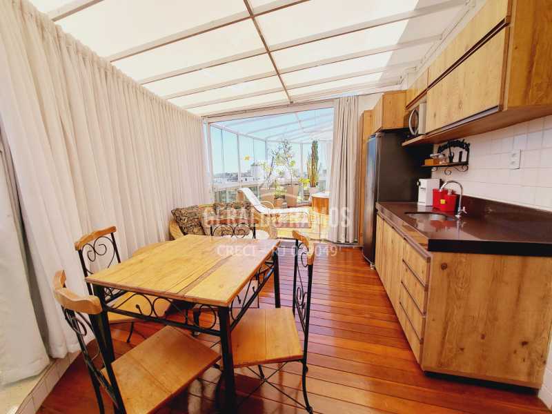 Apartamento à venda com 3 quartos, 227m² - Foto 2