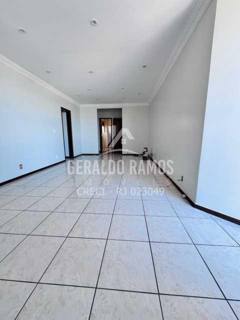 Apartamento à venda com 3 quartos, 151m² - Foto 2