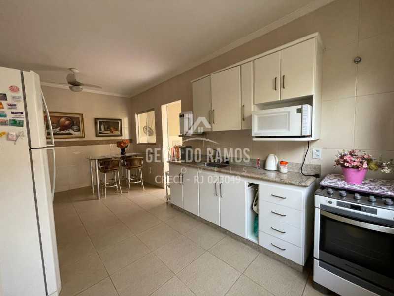 Casa à venda com 3 quartos, 250m² - Foto 2