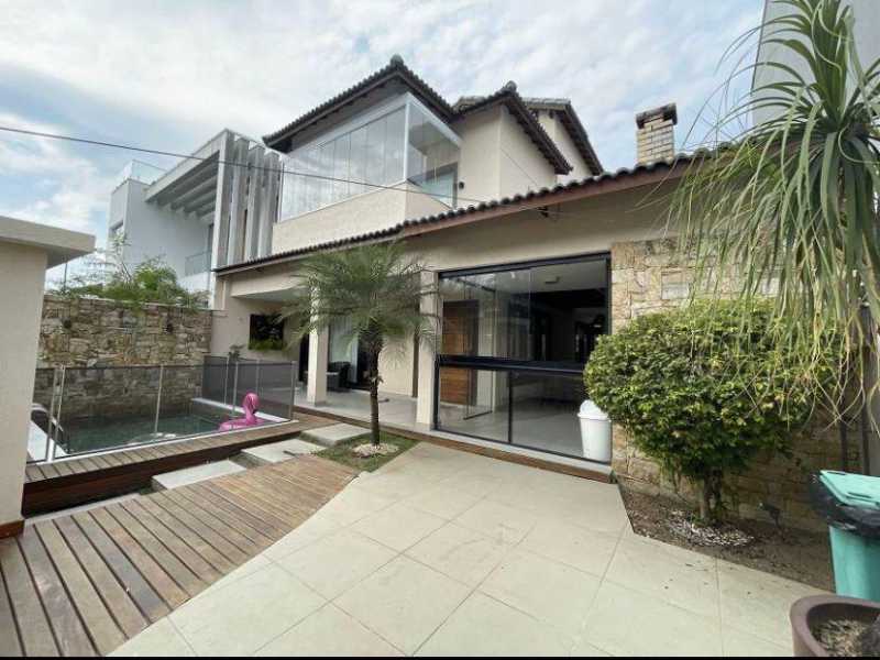 Casa de Condomínio à venda com 4 quartos, 228m² - Foto 1