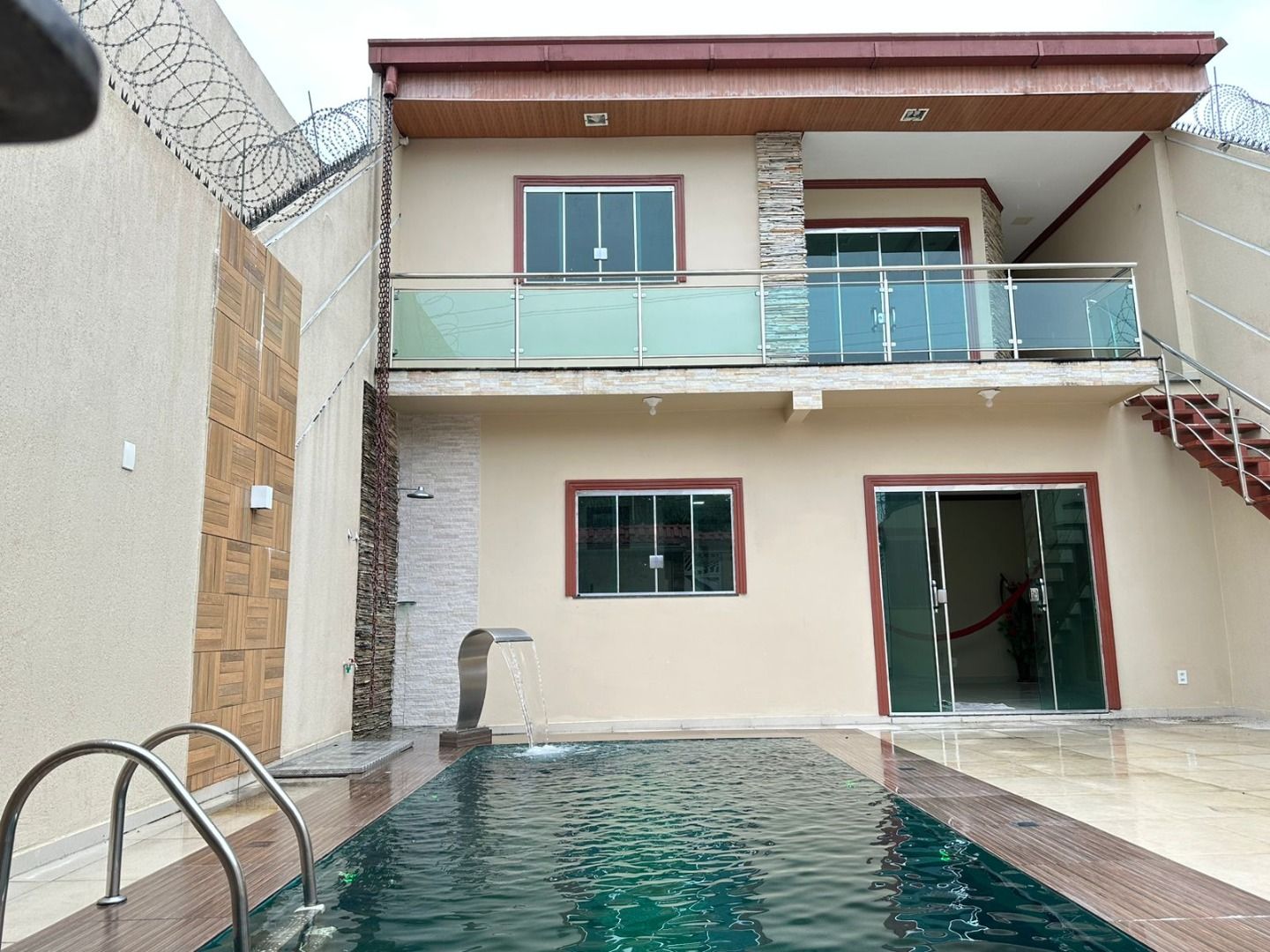 Casa com 5 dormitórios sendo 3 suites à venda, 350 m² por RS 650.000 - Flores - Manaus-AM - Nao Fina